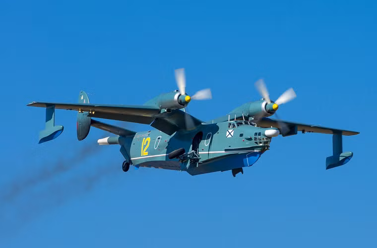 Be-12 Chayka (nghĩa là Mòng biển) là loại thủy phi cơ cỡ lớn do Cục thiết kế Beriev phát triển từ cuối những năm 1950. Mục đích thiết kế ban đầu của Be-12 dành để săn lùng tàu ngầm Hải quân Mỹ nhăm nhe vào sâu lãnh hải Liên Xô. Trong thời gian hoạt động ở Việt Nam, Be-12 thường xuyên tham gia hoạt động tuần tra lãnh hải và đặc biệt là bảo vệ khu vực quần đảo Trường Sa. Nguồn ảnh: Airliners.net