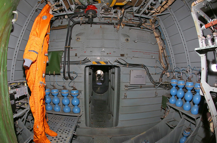 Thân Be-12 chia làm 10 khoang với các vách ngăn kín nước, bên trong lắp khí tài điện tử. Nếu vài khoang bị thủng, máy bay vẫn nổi tốt trên mặt nước. Dưới 2 cánh có thêm 2 phao nổi để tạo sự ổn định. Nguồn ảnh: Airliners.net