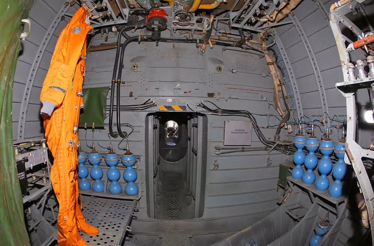 Thân Be-12 chia làm 10 khoang với các vách ngăn kín nước, bên trong lắp khí tài điện tử. Nếu vài khoang bị thủng, máy bay vẫn nổi tốt trên mặt nước. Dưới 2 cánh có thêm 2 phao nổi để tạo sự ổn định. Nguồn ảnh: Airliners.net