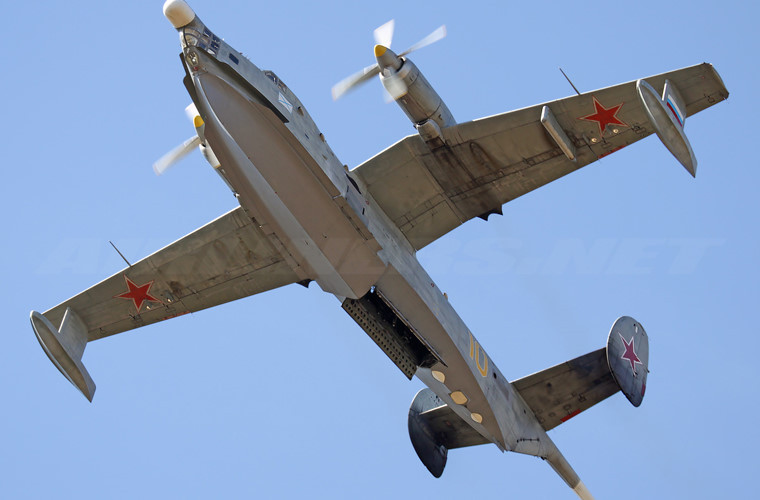 Máy bay săn ngầm Be-12 được thiết kế với khoang vũ khí trong thân (nằm sau vị trí cặp cánh) có thể chứa 3-4 tấn vũ khí gồm: Ngư lôi tự dẫn AT-1 cỡ 450mm có tầm bắn 5km; ngư lôi tự dẫn AT-2 cỡ 533mm có tầm bắn 7km và bom chìm chống ngầm. Nguồn ảnh: Airliners.net