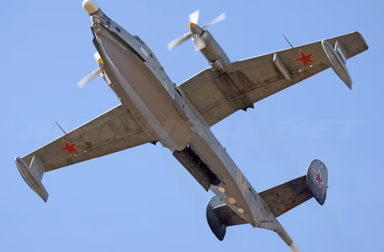 Máy bay săn ngầm Be-12 được thiết kế với khoang vũ khí trong thân (nằm sau vị trí cặp cánh) có thể chứa 3-4 tấn vũ khí gồm: Ngư lôi tự dẫn AT-1 cỡ 450mm có tầm bắn 5km; ngư lôi tự dẫn AT-2 cỡ 533mm có tầm bắn 7km và bom chìm chống ngầm. Nguồn ảnh: Airliners.net