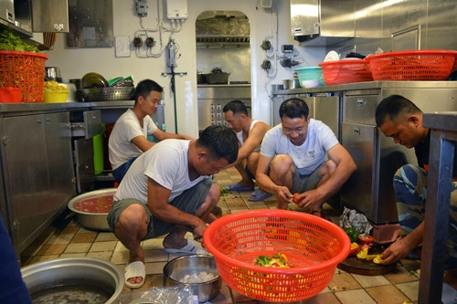 Bữa ăn luôn đầy đủ rau xanh, thịt cá đảm bảo dinh dưỡng cho thủy thủ đoàn huấn luyện dài ngày trên biển. Ảnh: Báo QĐND