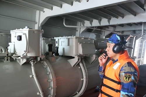 Với vai trò là một tàu chiến đấu hiện đại được thiết kế để săn tàu mặt nước, tàu ngầm và phòng không, cuộc sống trên tàu Quang Trung như một “doanh trại nổi” với các hoạt động huấn luyện thường xuyên, liên tục với phương châm “thao trường đổ mồ hôi, chiến trường bớt đổ máu”. Ảnh: Báo QĐND