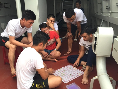 Giờ nghỉ ngơi của các chiến sĩ tàu Quang Trung bên bàn cờ tướng. Ảnh: Báo QĐND