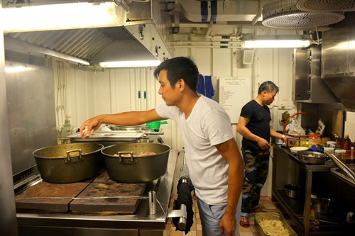 Cận cảnh bếp ăn của cả trăm con người trên tàu hộ vệ 016 Quang Trung. Ảnh: Báo QĐND