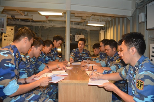 Tất nhiên bên cạnh nhiệm vụ huấn luyện sẵn sàng chiến đấu, trên tàu Quang Trung cũng có nhiều hoạt động khác bao gồm việc sinh hoạt của các chi bộ Đảng. Ảnh: Báo QĐND