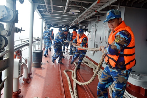 Theo báo Bình Định, hơn 40% sĩ quan, quân nhân chuyên nghiệp trên chiến hạm hiện đại mang tên Quang Trung đều thuộc thế hệ 9X. Họ được tuyển chọn từ nhiều đơn vị hải quân, có những gương mặt giỏi tới từ các học viện trong nước và nước ngoài. Ảnh: Các thủy thủ huấn luyện tổ chức đi dây. Ảnh: Báo QĐND