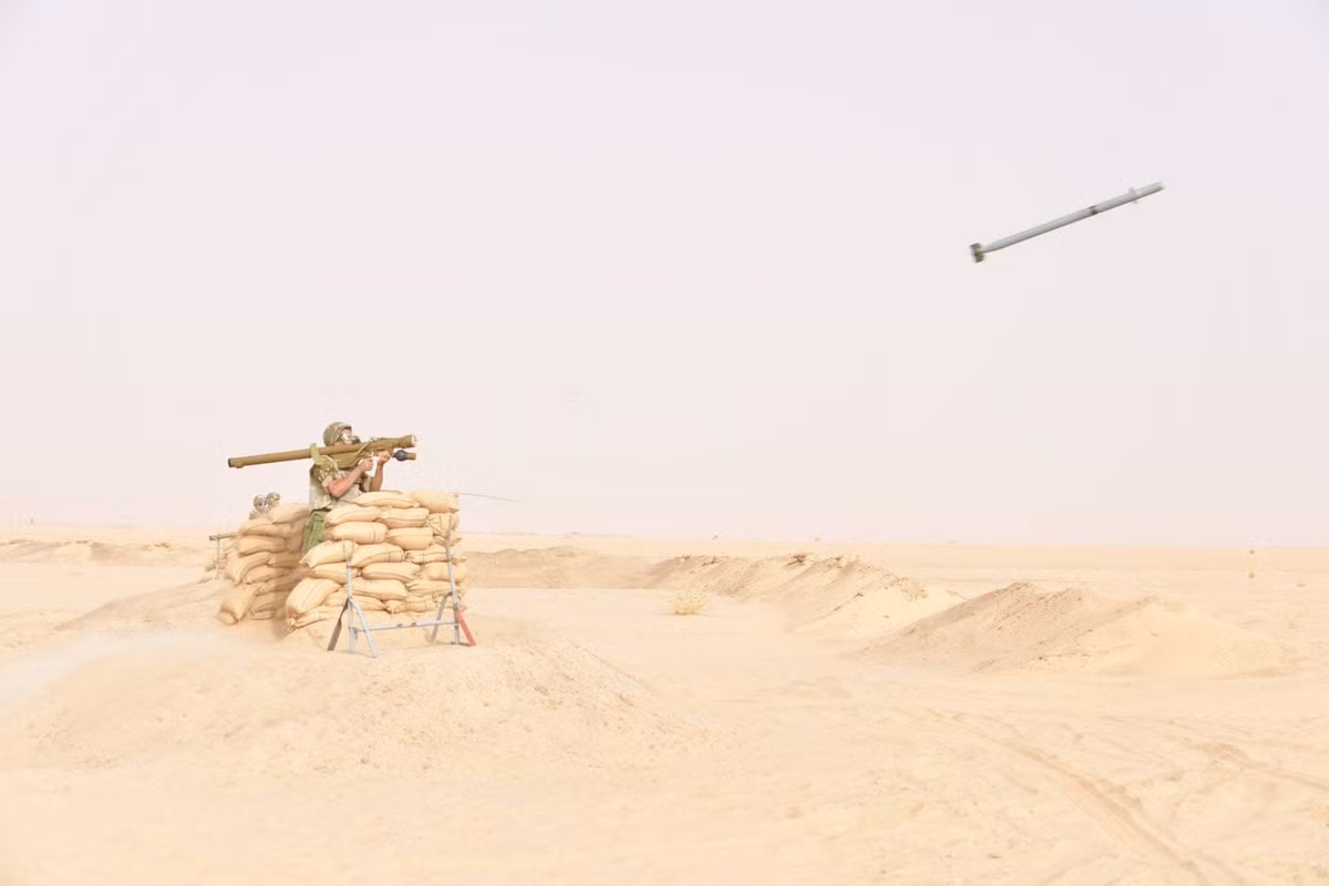 Binh sĩ lục quân khai hỏa tên lửa vác vai Igla.