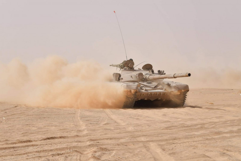 Xe tăng T-72 của lục quân hành tiến trên sa mạc.