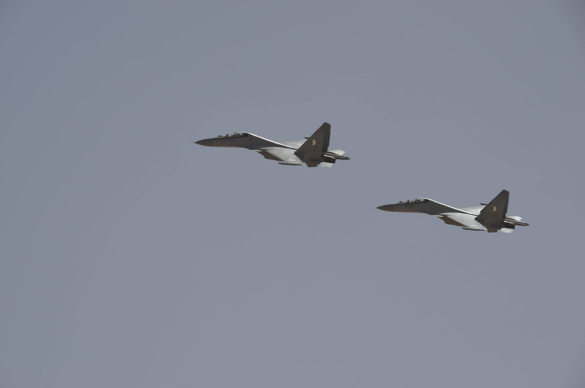 Biên đội máy bay Su-30MKA của Không quân Algeria. Theo các nguồn tin, đây là phiên bản cải tiến tương tự với bản Su-30MKI xuất khẩu cho Ấn Độ với hệ thống điện tử pha trộn công nghệ Nga – Pháp.