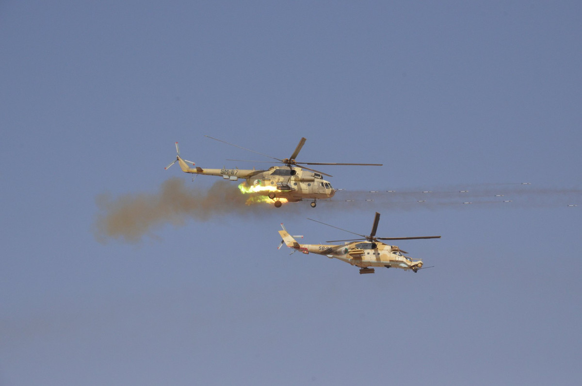 Biên đội trực thăng tấn công Mi-8 và Mi-24 không kích mục tiêu bằng rocket.