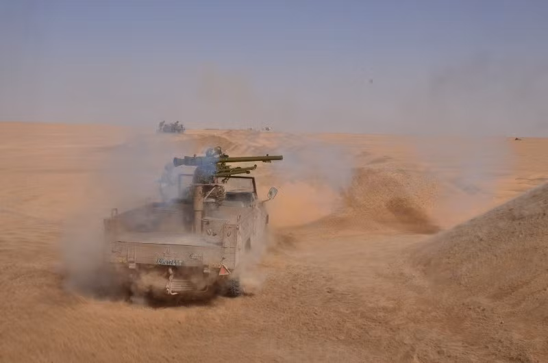 Súng chống tăng SPG-9 gắn trên xe bán tải khai hỏa vào mục tiêu.