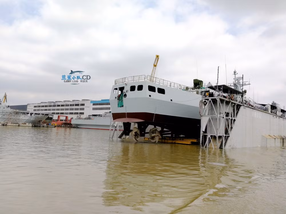 Chiếc Type 056 đầu tiên đi vào phục vụ tháng 2/2013, và kể từ đó thế giới đi hết sự ngạc nhiên này tới sự ngỡ ngàng khác về tốc độ hạ thủy, trang bị lớp tàu này. Hầu như mỗi năm nước này biên chế tới gần 10 chiếc loại này, nhanh và nhiều tới mức các mạng thống kê quân sự Trung Quốc từ bỏ việc theo dõi tốc độ biên chế con tàu chỉ sau hơn một năm xuất hiện. Nguồn ảnh: CJDBY