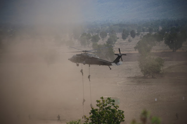 Trực thăng UH-60 thả lính đặc nhiệm. Nguồn ảnh: Thai-def