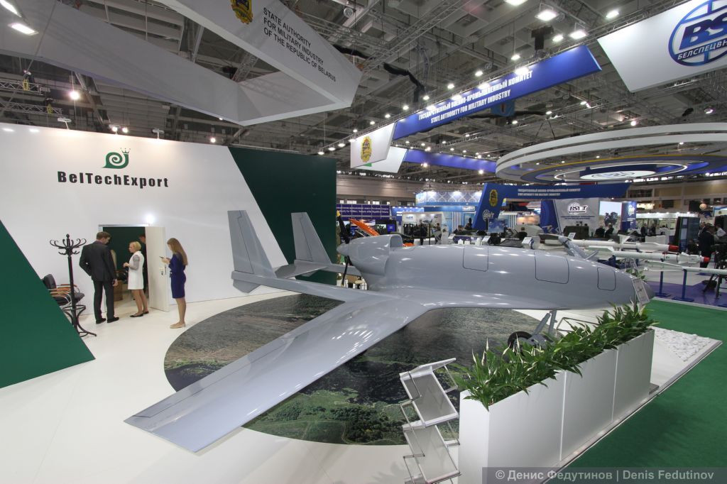 UAV Yastreb được phát triển bởi "Trung tâm nghiên cứu - sản xuất hệ thống không người lái đa năng" thuộc Học viện Khoa học quốc gia Belarus. Đây được xem là loại máy bay không người lái nặng nhất từng được Belarus chế tạo với trọng lượng cất cánh 700kg, thời gian bay 6 tiếng, tải trọng 120kg. Nguồn ảnh: Denis Fedutinov