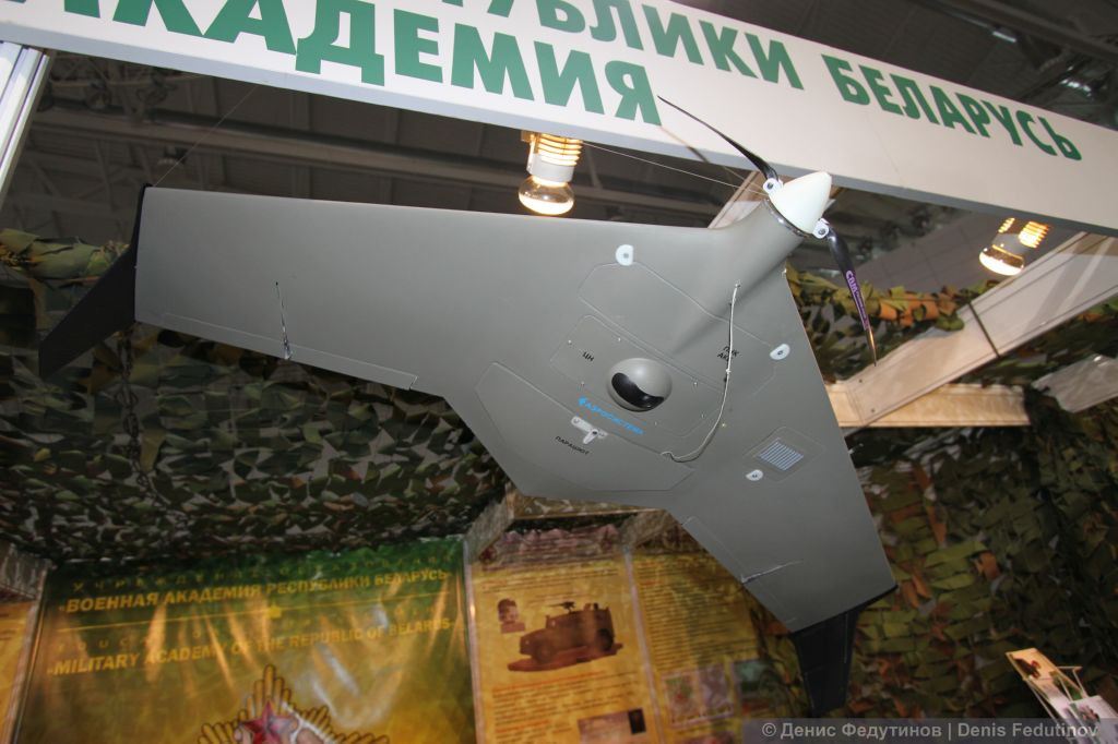 UAV mini kiểu "cánh bay" Kormar do Công ty Aerosystem ở Minsk sản xuất. Thiết bị bay có trọng lượng cất cánh 3kg, bay liên tục 70 phút với phạm vi không quá 15km tính từ trạm điều khiển mặt đất. Nguồn ảnh: Denis Fedutinov