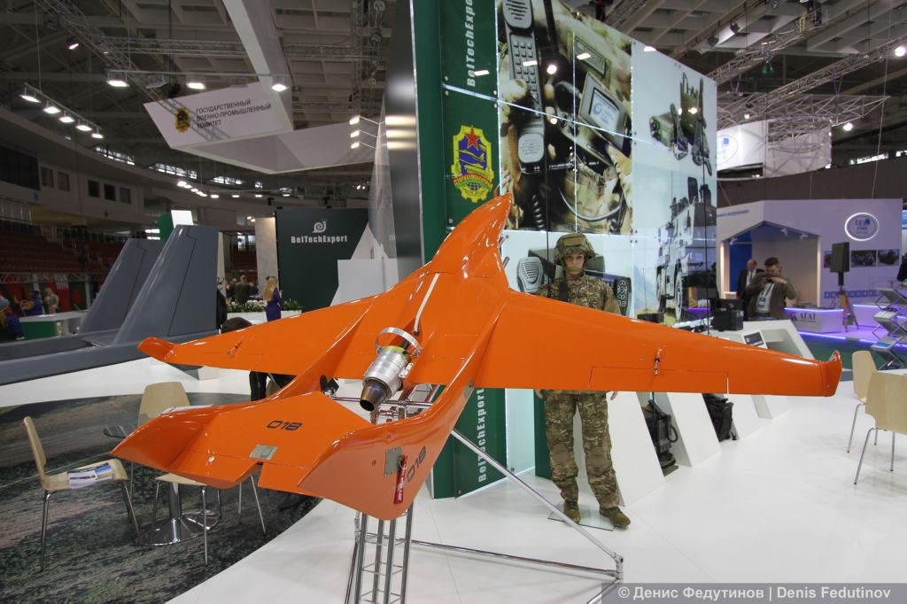 Tổ hợp "bia bay Berkut-BM" do Cục thiết kế trực thăng không người lái Belarus sản xuất. Nó có thể sử dụng cho nhiệm vụ bắn đạn thật các hệ thống tên lửa phòng không. Tải trọng cất cánh 34kg, sải cánh 2,8m, dùng động cơ turbojet mini cho tốc độ tối đa 400km/h. Nguồn ảnh: Denis Fedutinov