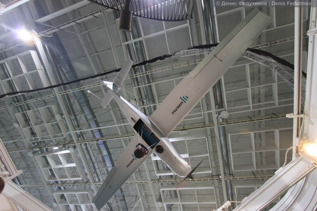 Tổ hợp UAV trinh sát - tấn công do ông ty khoa học sản xuất Mikran (Nga) sản xuất. Máy bay có kiểu dáng cánh chữ T, trọng lượng cất cánh không quá 40kg, tải trọng 20kg, tầm bay 150km. Nguồn ảnh: Denis Fedutinov