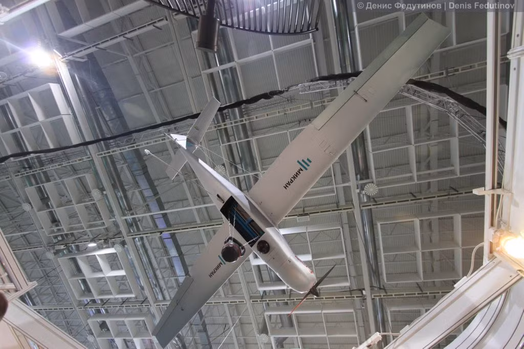 Tổ hợp UAV trinh sát - tấn công do ông ty khoa học sản xuất Mikran (Nga) sản xuất. Máy bay có kiểu dáng cánh chữ T, trọng lượng cất cánh không quá 40kg, tải trọng 20kg, tầm bay 150km. Nguồn ảnh: Denis Fedutinov