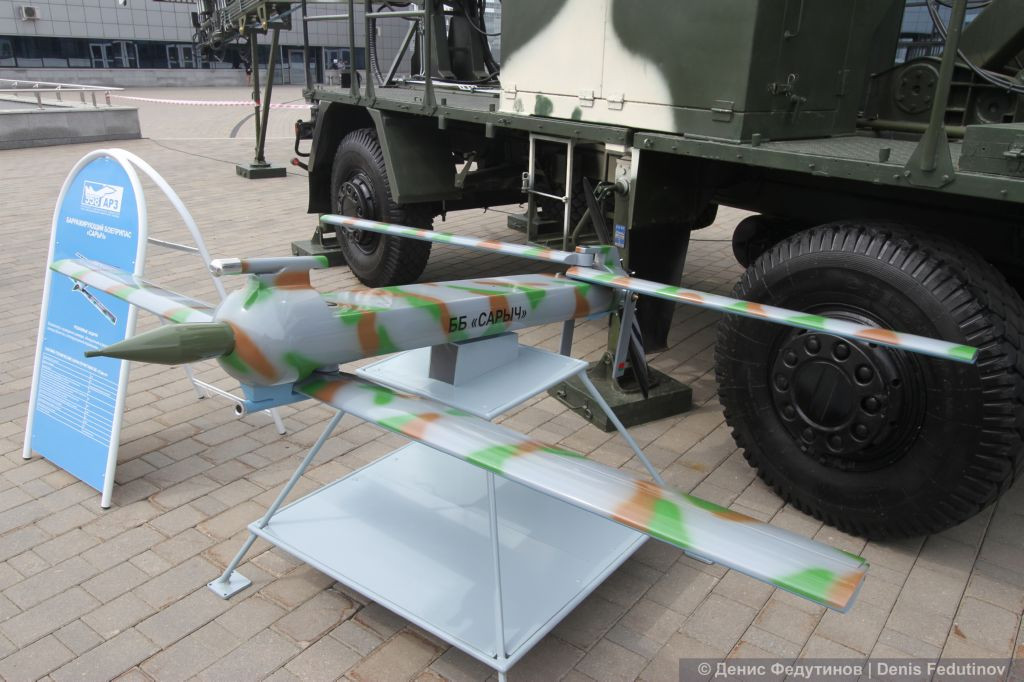 Một dạng UAV tấn công tự sát mang tên "Sarych" của nhà máy 558 giới thiệu tại MILEX 2019. Thiết bị bay này có sải cánh không quá 2,5m, trọng lượng 30kg, mang đầu đạn nặng khoảng 3kg, thời gian bay liên tục 39 phút. Nguồn ảnh: Denis Fedutinov