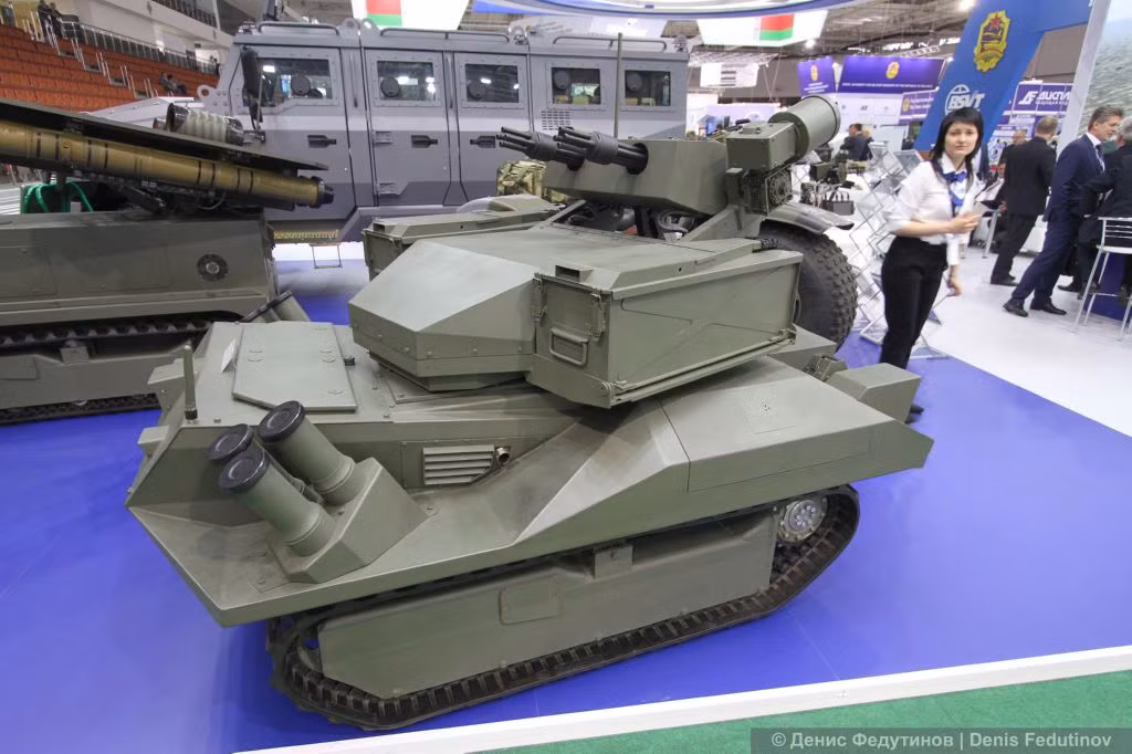 Một loại robot khác của GVTUP “BelSpetsVneshTekhnika” mang tên Berserk được thiết kế như cỗ xe tăng thu nhỏ, trang bị đại liên 7,62mm có thể bắn bộ binh và UAV đối phương, tầm tác xạ 1.000m. Nguồn ảnh: Denis Fedutinov