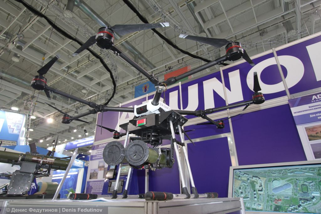 UAV Kvadro 1600 của cục thiết kế Vitebsk được thiết kế để tấn công các xe thiết giáp hạng nhẹ. Với kiểu dáng trực thăng, loại này nặng 45kg, thời gian bay liên tục 25 phút, mang được 2 súng chống tăng RPG-26. Nguồn ảnh: Denis Fedutinov