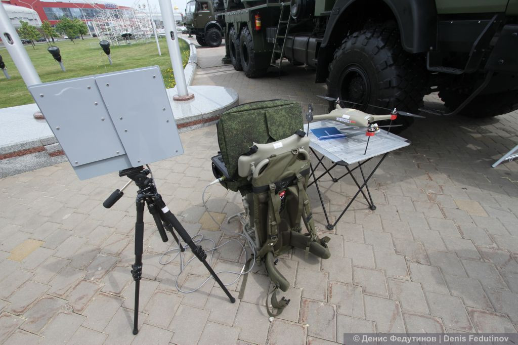 Tổ hợp UAV mini đa cánh quạt Hornet của Aerosystem, tầm bay 5km, bay liên tục 40 phút, dùng để trinh sát quang học. Nguồn ảnh: Denis Fedutinov