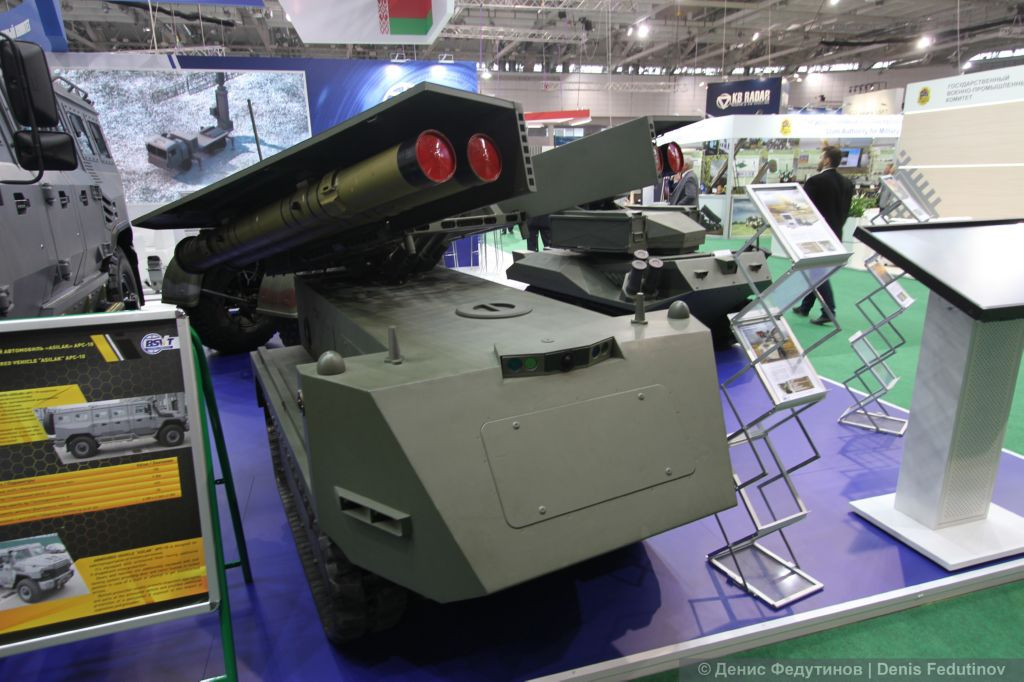 Ngoài UAV, MILEX 2019 cũng giới thiệu một số hệ thống tác chiến không người lái trên mặt đất như robot chống tăng Mogom đặt trên xe xích do GVTUP "BelSpetsVneshVekhnika" phát triển. Nó được thiết kế để trinh sát, tự phá hủy các mục tiêu mặt đất, xe tăng, thiết giáp. Nó trang bị 4 tên lửa chống tăng, tầm bắn 5.000m. Nguồn ảnh: Denis Fedutinov