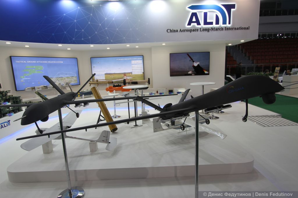 Mô hình UAV trinh sát - tấn công CH-91 BLA tầm trung, C-902 mini và CH-901 do Tổng Công ty Hàng không không gian quốc tế Trường Chinh (Trung Quốc) sản xuất. Nguồn ảnh: Denis Fedutinov