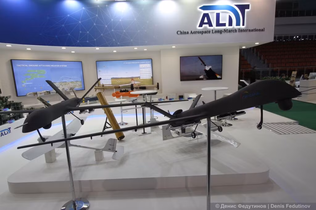 Mô hình UAV trinh sát - tấn công CH-91 BLA tầm trung, C-902 mini và CH-901 do Tổng Công ty Hàng không không gian quốc tế Trường Chinh (Trung Quốc) sản xuất. Nguồn ảnh: Denis Fedutinov