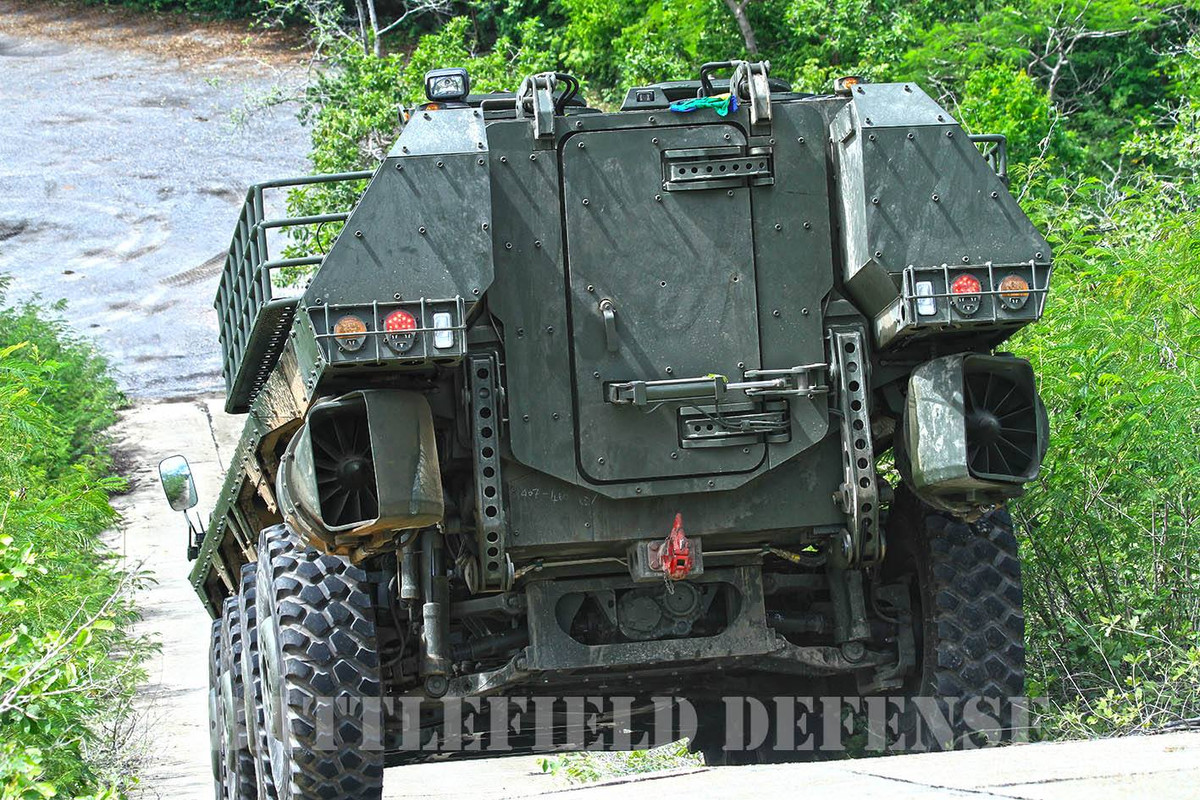 Cửa đổ bộ bố trí hoàn toàn ở đuôi xe cho phép chở khoảng 1 tiểu đội binh sĩ cùng đầy đủ vũ khí. Ảnh: Battefield Defense