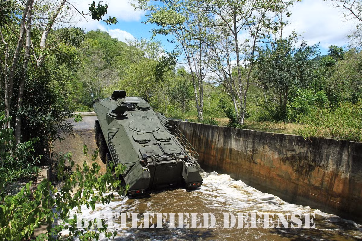 Tiêu chuẩn giáp trụ xe đạt chuẩn STANAG 4569 Level 3 có thể chống được đạn xuyên thép 7,62x51mm bắn cách 30m ở toàn thân; chống được vụ nổ của mìn chống tăng 8kg dưới bánh xe hoặc dưới thân xe và có thể kháng được sức ép từ vụ nổ của đạn pháo 155mm cách 60m. Ảnh: Battefield Defense