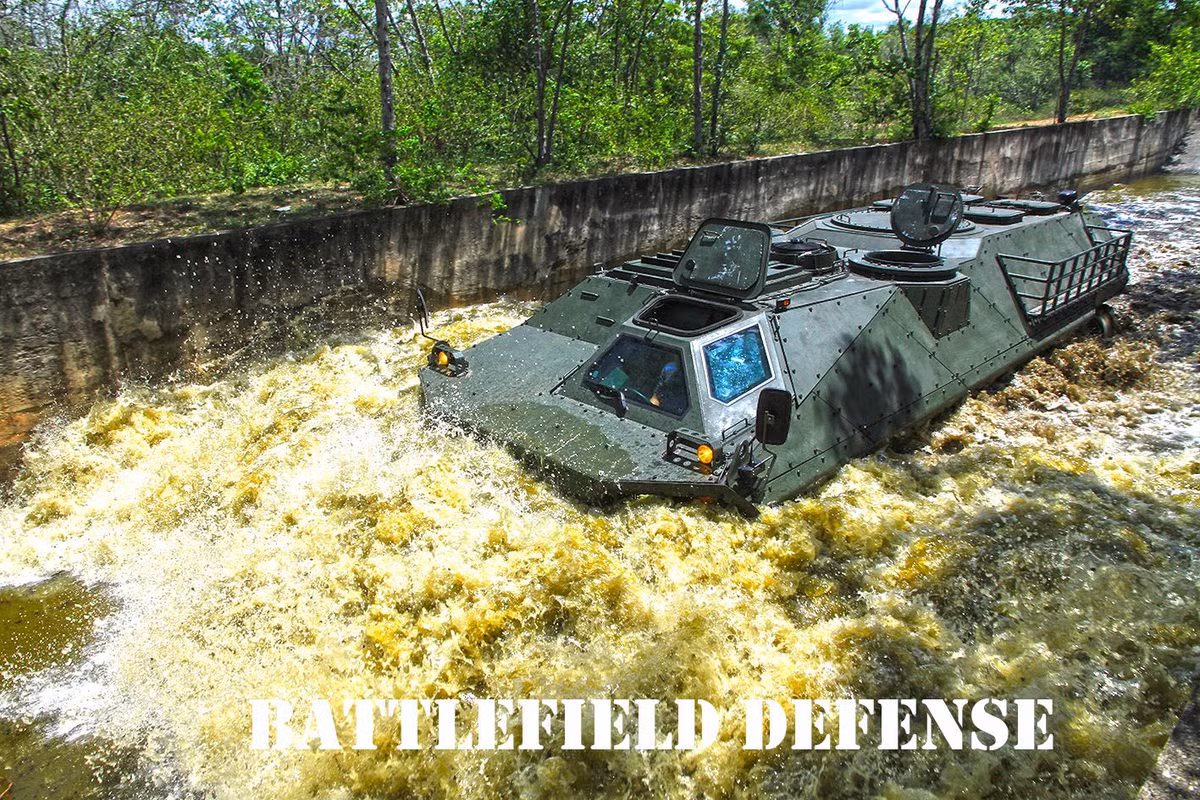 Xe bọc thép R600 thử nghiệm khả năng lội nước. Ảnh: Battefield Defense