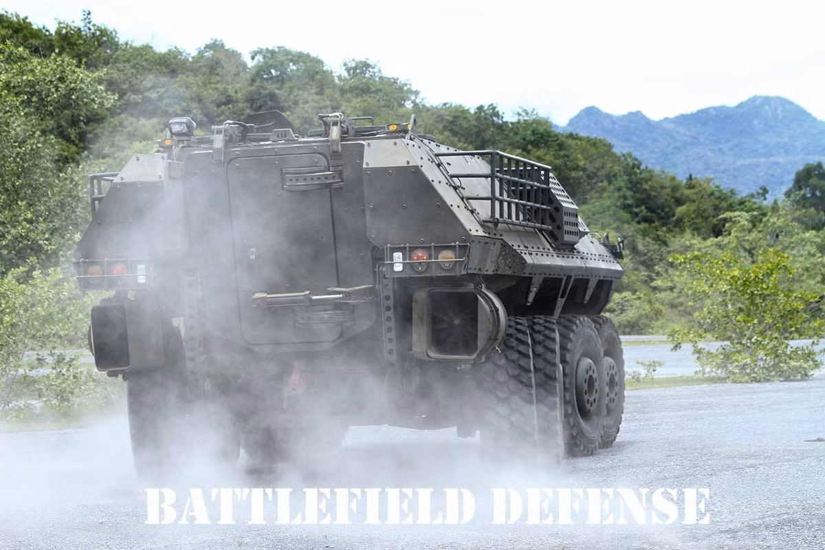 Đặc biệt, đuôi xe trang bị hệ thống đẩy waterjet cho phép xe di chuyển tốt trên mặt nước với tốc độ cao 14km/h. Ảnh: Battefield Defense