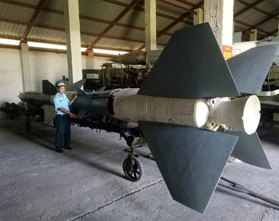 Đề tài được thực hiện nhằm giúp học viên chuyên ngành tên lửa nắm bắt kiến thức nhanh, trực quan; hiểu sâu bản chất vật lý, mối quan hệ giữa đạn tên lửa và đài điều khiển, từ đó khai thác sử dụng, làm chủ đạn tên lửa hiệu quả hơn. Có thể nói, việc tiếp tục nghiên cứu các giải pháp giảng dạy học viên tên lửa về tổ hợp SA-2 hay S-75M3 Volga-2 là minh chứng rõ nét cho thấy “rồng lửa Thăng Long” SA-2 vẫn chưa có dấu hiệu “xuống sức, nghỉ hưu” ở Việt Nam. Đây vẫn là một trong những vũ khí chủ lực tạo nên “thiên la địa võng” trên bầu trời nước ta. Nguồn ảnh: Báo PK-KQ