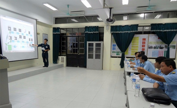 “Sở dĩ chúng tôi chọn đề tài này để nghiên cứu vì tổ hợp tên lửa phòng không S-75M3 là một vòng khép kín. Trong quá trình học tập, nghiên cứu, học viên chỉ có tài liệu nên việc nắm bắt, làm chủ khí tài còn hạn chế. Chính vì thế, chúng tôi mong muốn ứng dụng công nghệ thông tin nhằm tạo ra một sản phẩm mô phỏng giúp người học nắm bắt kiến thức nhanh và sâu hơn", một trong hai tác giả đề tài nghiên cứu - Thượng úy Nguyễn Xuân Hòa cho biết. Nguồn ảnh: Báo PK-KQ