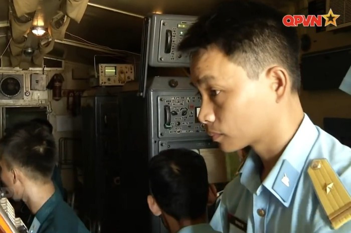 Cũng theo Thượng úy Nguyễn Xuân Hòa: "Trên cơ sở thành công của đề tài, trong thời gian tới chúng tôi sẽ tiếp tục ứng dụng công nghệ thông tin vào phát triển đề tài mô phỏng tín hiệu trả lời tên lửa trong bước kiểm tra chức năng của đài điều khiển tổ hợp S-75M3…”. Nguồn ảnh: Kênh QPVN