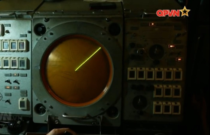 Ngoài ra, các nâng cấp còn cho phép duy trì theo dõi mục tiêu trong trường hợp mất tín hiệu tạm thời. Ước tính độ cao mục tiêu liên quan đến đường chân trời để cải thiện khả năng đối phó với các mục tiêu bay thấp. Thời gian từ khi bám bắt mục tiêu đến khi sẵn sàng phóng tên lửa giảm từ 8 giây xuống 3 giây. Nguồn ảnh: Kênh QPVN