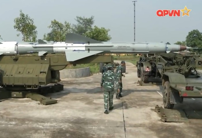 Tên lửa lắp đầu đạn nổ phân mảnh nặng 195kg, khi nổ tạo ra khoảng 29.000 mảnh vỡ có phạm vi sát thương lên đến 65m ở độ cao thấp hoặc 250m ở độ cao lớn. Nguồn ảnh: Kênh QPVN