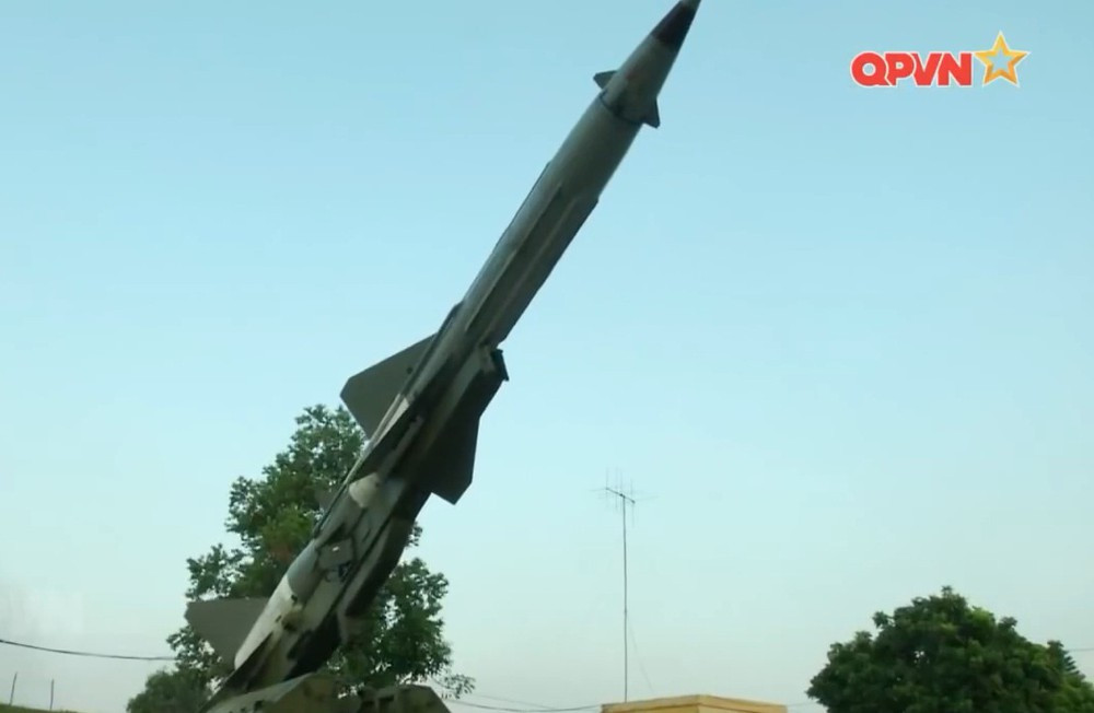 Mặc dù thường được biết tới với cái tên phổ biến trên thế giới SA-2 hay SAM-2, tuy nhiên so với thế hệ tên lửa đánh B-52 năm 1972, S-75M3 Volga-2 là tổ hợp phòng không tương đối hiện đại, được Tập đoàn Almaz-Antey của Nga nâng cấp hồi năm 2011. Nguồn ảnh: Kênh QPVN