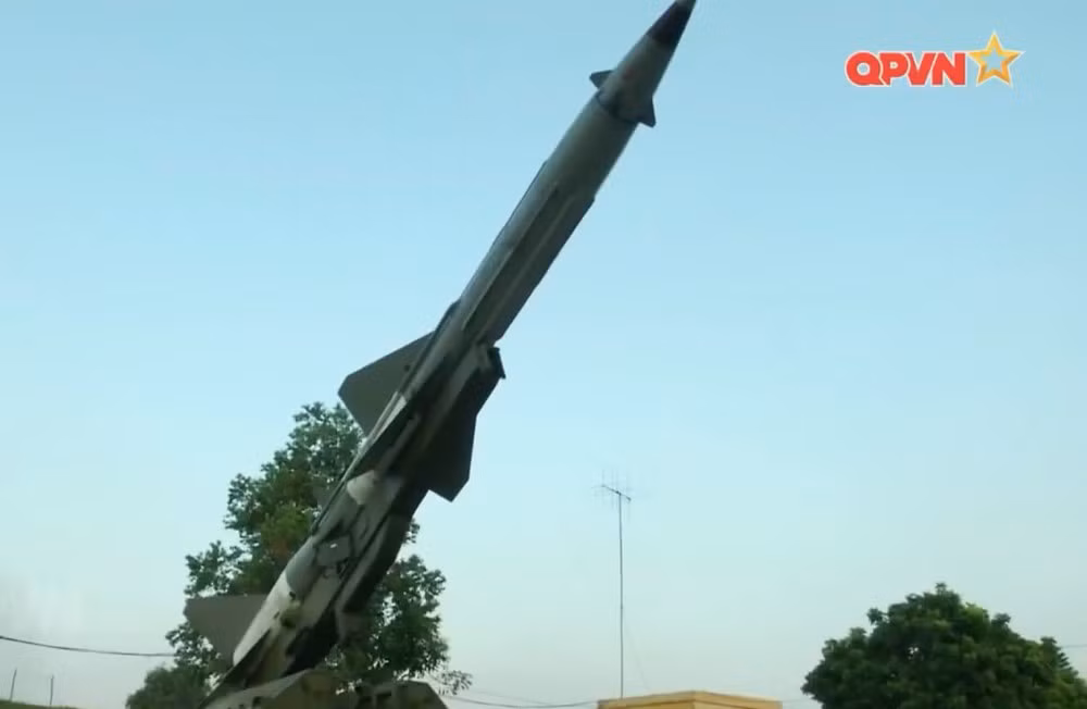 Mặc dù thường được biết tới với cái tên phổ biến trên thế giới SA-2 hay SAM-2, tuy nhiên so với thế hệ tên lửa đánh B-52 năm 1972, S-75M3 Volga-2 là tổ hợp phòng không tương đối hiện đại, được Tập đoàn Almaz-Antey của Nga nâng cấp hồi năm 2011. Nguồn ảnh: Kênh QPVN