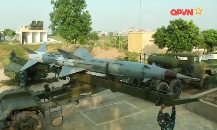 Về đạn tên lửa, sau nâng cấp tên lửa có khả năng bắn hạ mục tiêu ở tầm xa tới 60km, độ cao 27km (trước nâng cấp chỉ là 45km và 25km), xác xuất diệt mục tiêu ở cự ly 50km đạt từ 65-98%. Nguồn ảnh: Kênh QPVN