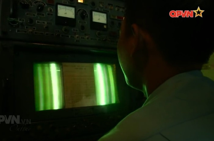 Sau quá trình nghiên cứu và thực nghiệm, ứng dụng đã tạo ra mô phỏng hình ảnh trực quan sinh động giúp người học hiểu sâu bản chất hoạt động, mối quan hệ giữa đạn tên lửa và đài điều khiển; sự liên kết trong hệ thống thuộc vòng điều khiển khép kín của tổ hợp tên lửa phòng không S-75M3. Nguồn ảnh: Kênh QPVN