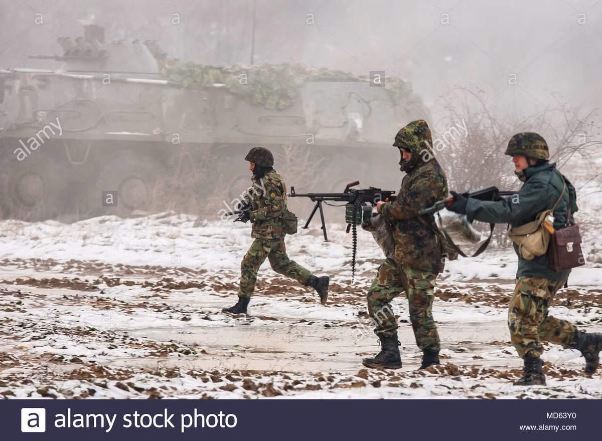 Xe thiết giáp chở quân BTR-60PB nặng 10,3 tấn, chở được 14 linh ngoài kíp lái 3 người, cấp độ bảo vệ toàn thân chống được đạn súng máy 7,62mm; trang bị súng máy hạng nặng 14,5mm KPV; tốc độ tối đa 80km/h. Nguồn ảnh: alamy