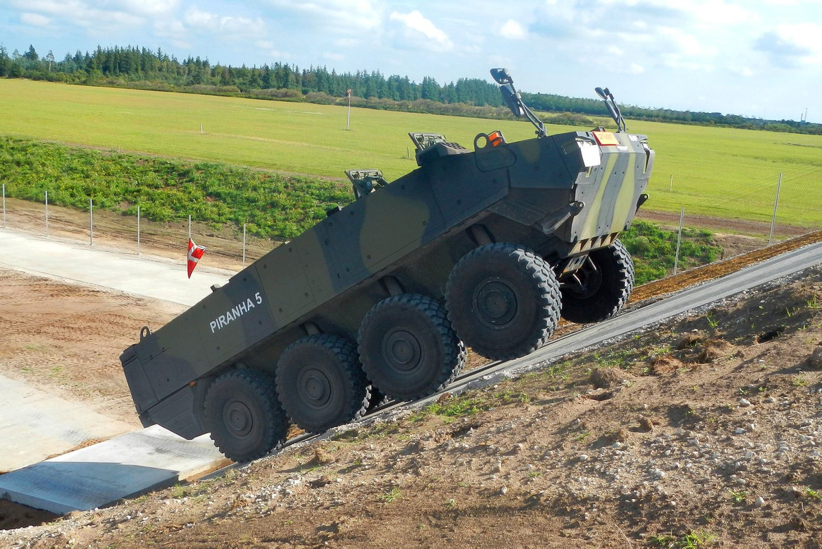 Xe thiết giáp Piranha V của GDELS, nặng 33 tấn, dài 8m, trang bị giáp chống được đạn xuyên thép 14,5mm, tốc độ tối đa 100km/h, có thể linh hoạt thay vũ khí từ ụ súng máy 12,7mm tới pháo tự động 30mm và thậm chí cả tên lửa chống tăng TOW. Nguồn ảnh: Wikipedia