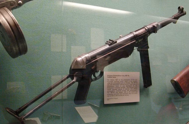Thậm chí đến cả khẩu tiểu liên MP-38/40 nổi tiếng của Đức trong CTTG2 mà Việt Nam cũng sở hữu khi tịch thu được chúng trong kháng chiến chống Pháp. Khẩu này dùng cỡ đạn 9x19mm với hộp tiếp đạn 32 viên, tốc độ bắn 500 phát/phút, tầm bắn hiệu quả 100m. Ảnh: Wikipedia