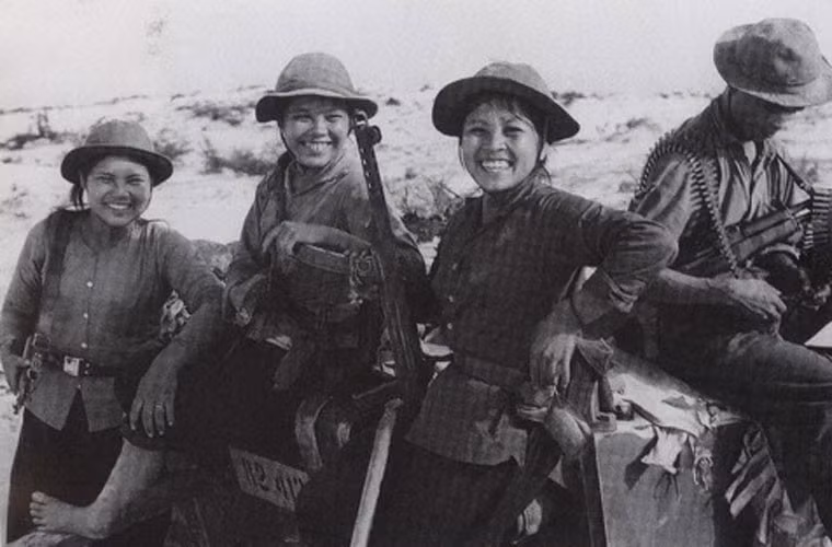 Ngoài ra, Việt Nam được Liên Xô viện trợ số lượng lớn tiểu liên PPS-43 trong giai đoạn kháng chiến chống Mỹ và đưa vào sử dụng phổ biến trong giai đoạn trước 1967 dưới tên gọi K43. Loại súng này còn được các lực lượng vũ trang địa phương sử dụng trong chiến tranh bảo vệ biên giới phía Bắc năm 1979. Súng dùng cỡ đạn 7,62x25mm (hộp tiếp đạn 35 viên), tốc độ bắn 500-600 phát/phút, tầm bắn hiệu quả 200m. Ảnh tư liệu