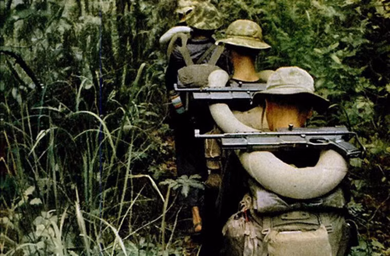 Đáng chú ý, năm 1962, quân giới Việt Nam thực hiện cải biên MAT-49, thay nòng súng nguyên bản bằng nòng tiểu liên K50, thay đầu ngắm và cải tiến băng đạn để lắp đạn K50. Trong 2 năm 1962-1963, trên 2.000 khẩu MAT-49 được cải tiến và đưa vào chi viện cho miền Nam. Thông số kỹ thuật MAT-49 nguyên bản/cải tiến gồm: cỡ đạn 9x19mm/7,62x25mm (hộp tiếp đnạ 32 viên); tốc độ bắn 600/900 phát/phút; tầm bắn hiệu quả 150m. Ảnh tư liệu