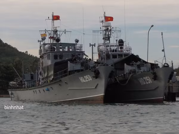 Theo các nguồn tư liệu ít ỏi, giai đoạn 1977-1980, Nhà máy đóng tàu Ba Son ở TP HCM đã triển khai đề tài nghiên cứu thiết kế và chế tạo thành công hai tàu chiến Việt Nam thuộc lớp TP-01 (một chiếc số hiệu 251) và TP-01M (một chiếc số hiệu 253). Ảnh tư liệu