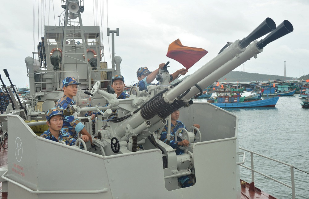 Căn cứ vào các bức ảnh trên các cơ quan truyền thông quân đội về tàu 251 và 253 thì xem ra các tàu này có ít nhất 2-3 ụ pháo thao tác bắn thủ công và có lẽ là không có radar dẫn bắn. Ảnh: Báo Hải quân